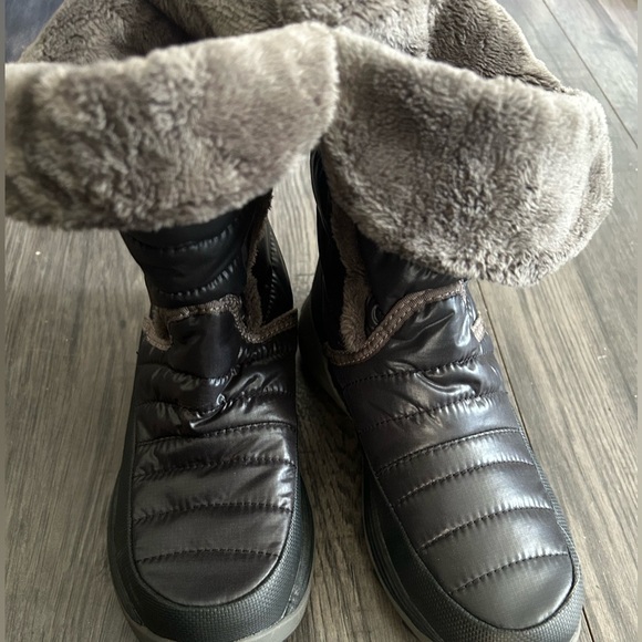 THE NORTH FACE youth size 2 AMORE ll winter puffer boots - Picture 2 of 10